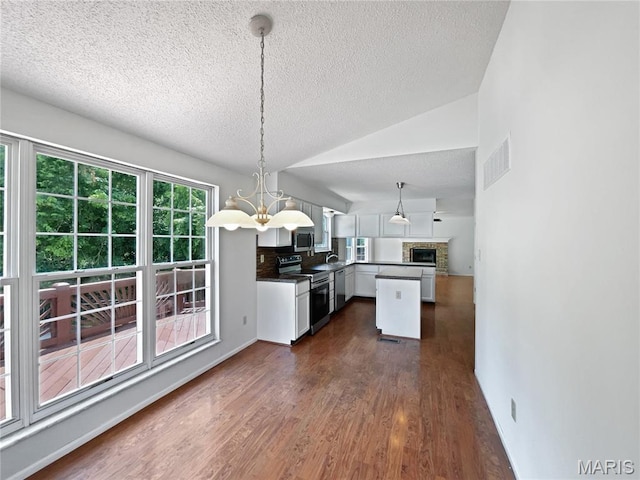 4033 Treeshadow Dr, Saint Peters, MO 63376 - kitchen featuring appliances with stainless steel finishes, a textured ceiling, dark wood finished floors, decorative light fixtures, and white cabinets