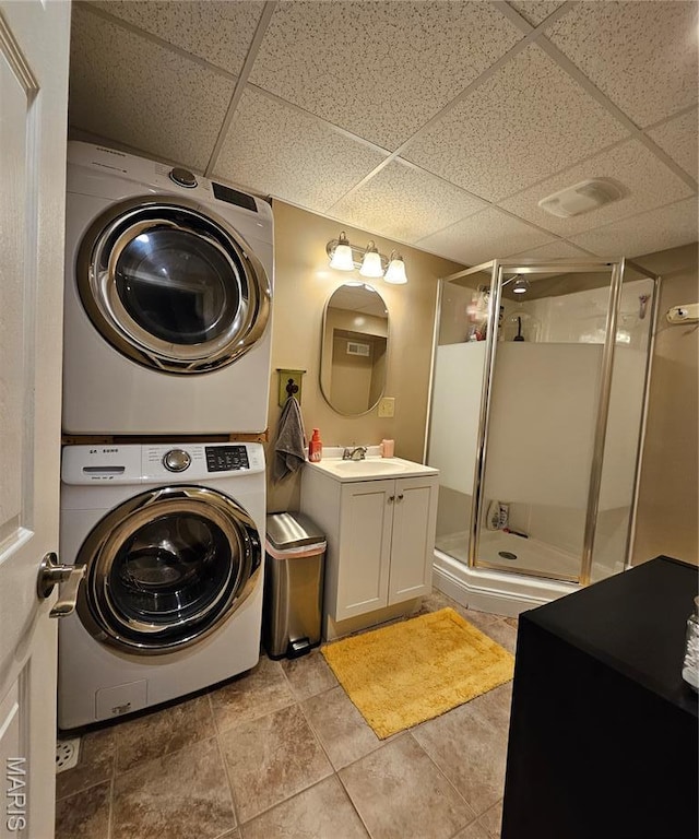22 Settlers Trl, Hannibal, MO 63401 - full bath featuring stacked washer / dryer, a stall shower, a paneled ceiling, and vanity