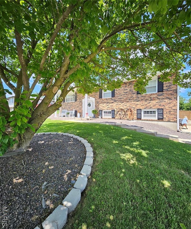 22 Settlers Trl, Hannibal, MO 63401 - view of front facade with a front lawn and brick siding