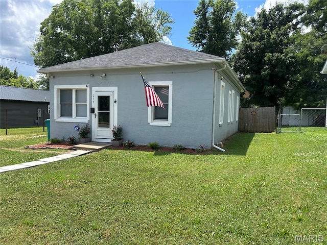 239 N Center St, Sullivan, MO 63080 - bungalow-style home featuring stucco siding, a gate, and roof with shingles
