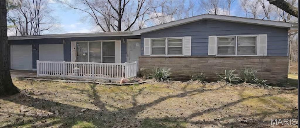 5 Edgewood Rd, Mount Vernon, IL 62864 - single story home featuring a porch