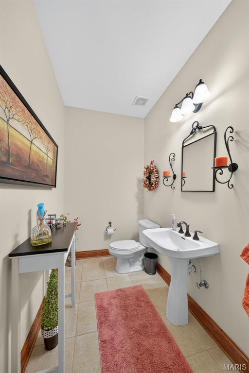 1058 Fox Run Rd, Elsberry, MO 63343
