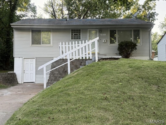 5611 Sapphire Ave, Saint Louis, MO 63136 - ranch-style house featuring a front lawn