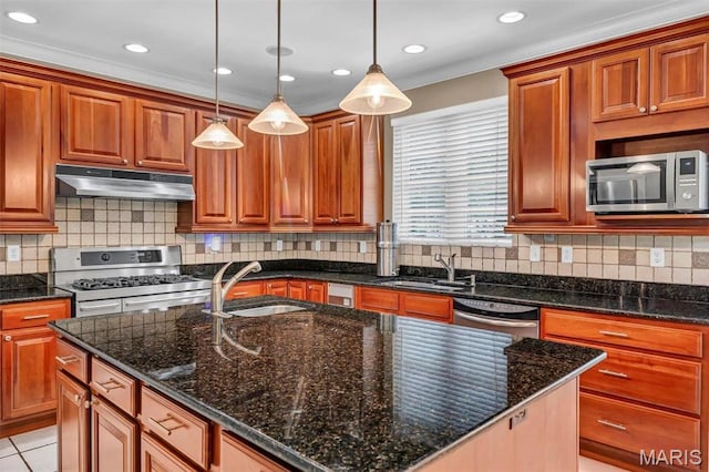 1011 Hawks Landing Dr, Lake St Louis, MO 63367 - kitchen featuring appliances with stainless steel finishes, under cabinet range hood, a kitchen island with sink, hanging light fixtures, and recessed lighting