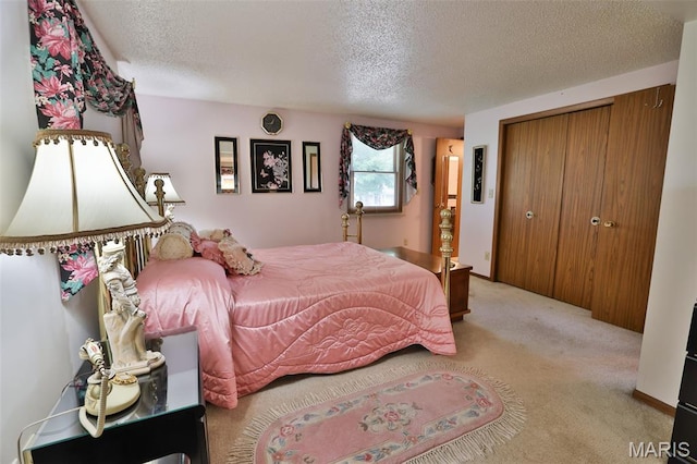 613 N W St, Raymond, IL 62560 - bedroom featuring a textured ceiling, carpet, and a closet