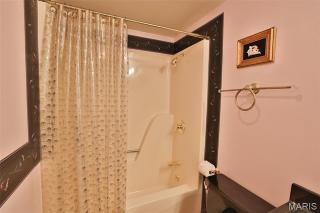 613 N W St, Raymond, IL 62560 - full bathroom featuring shower / tub combo and toilet