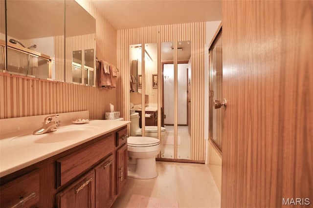 613 N W St, Raymond, IL 62560 - bathroom with wallpapered walls, vanity, and shower / bath combination with glass door