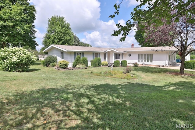 613 N W St, Raymond, IL 62560 - single story home featuring a front yard and a chimney