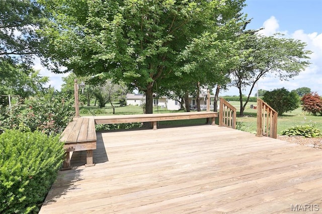 613 N W St, Raymond, IL 62560 - view of deck