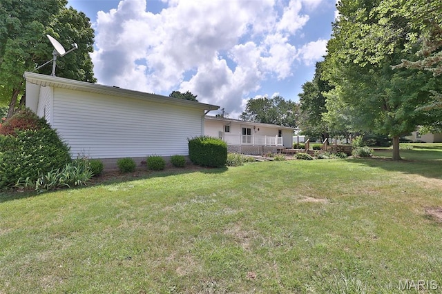 613 N W St, Raymond, IL 62560 - view of green lawn