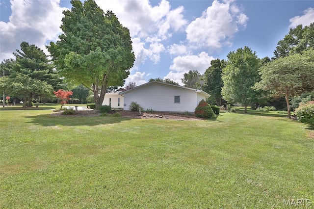 613 N W St, Raymond, IL 62560 - view of grassy yard