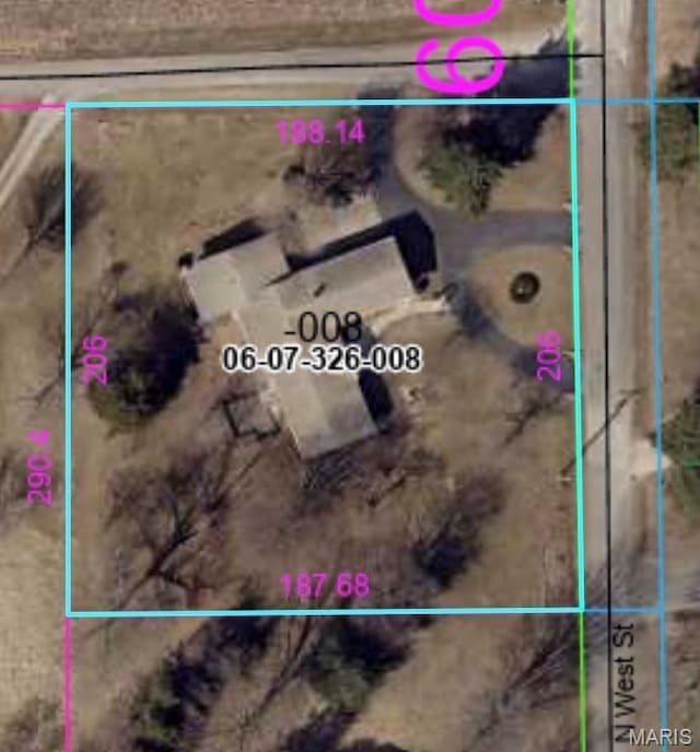 613 N W St, Raymond, IL 62560 - aerial view of property's location with property boundaries highlighted