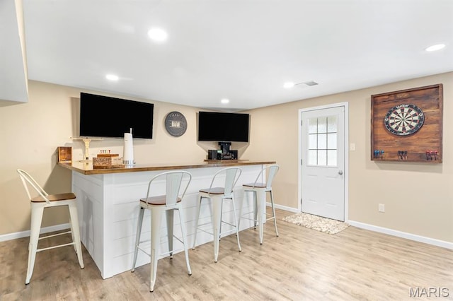 688 Rabbit Run Dr, Wentzville, MO 63385 - kitchen featuring a breakfast bar area, light wood finished floors, recessed lighting, and a peninsula