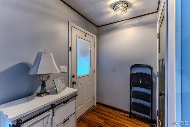 304 Warren St, Richland, MO 65556 - foyer entrance featuring dark wood-style flooring and baseboards