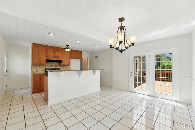 429 Belvedere Ln, Glendale, MO 63122 - kitchen featuring under cabinet range hood, range, a chandelier, backsplash, and recessed lighting