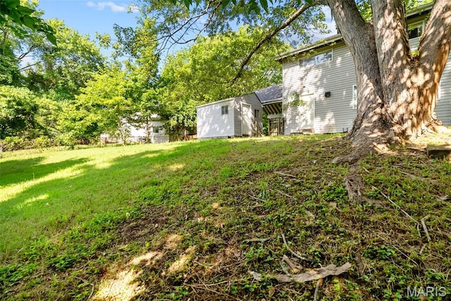 2826 Dawnview Dr, Florissant, MO 63031 - view of green lawn
