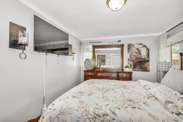 8400 Chalons Ct, Berkeley, MO 63134 - bedroom featuring ornamental molding