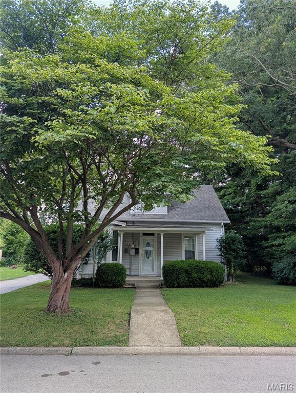 515 E S Ave, Greenville, IL 62246 - view of front of property with a front yard and a porch