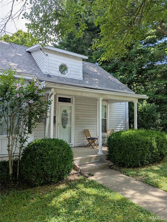 515 E S Ave, Greenville, IL 62246 - bungalow with covered porch and roof with shingles