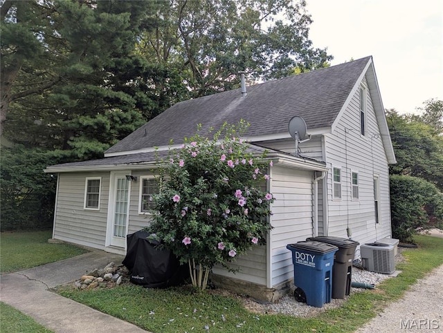 515 E S Ave, Greenville, IL 62246 - view of side of property with a shingled roof and a lawn