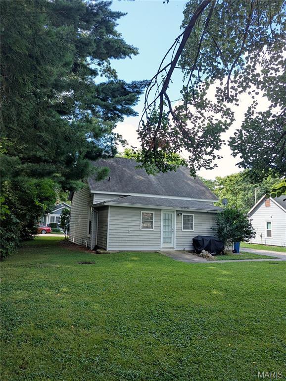 515 E S Ave, Greenville, IL 62246 - back of property with a lawn