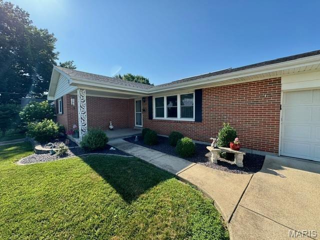 8 E 11th St, Washington, MO 63090 - ranch-style house with a front yard, brick siding, and a garage
