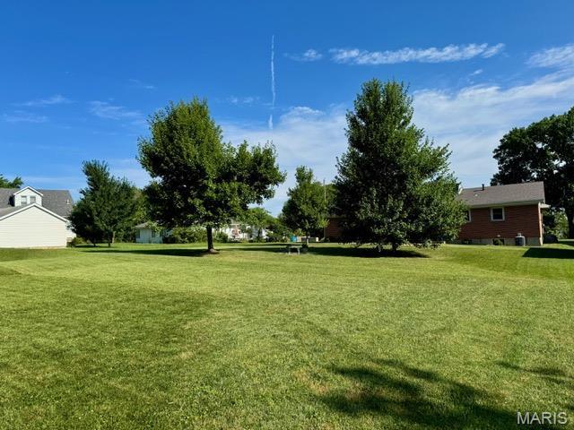 8 E 11th St, Washington, MO 63090 - view of green lawn