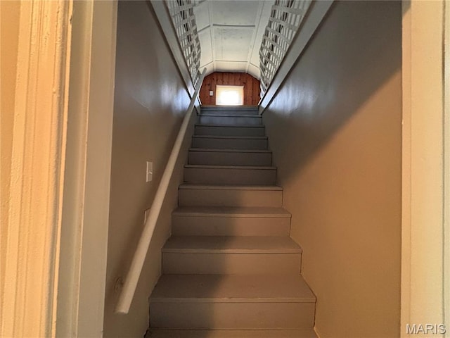 6765 Kenwood Dr, Northwoods, MO 63121 - stairway featuring vaulted ceiling