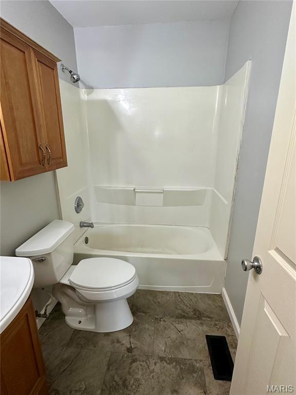 7 Oxbow Rd, Saint Peters, MO 63376 - full bath with vanity and tub / shower combination