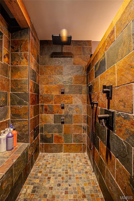 532 Fairfield Valley Rd, Pacific, MO 63069 - full bathroom with a tile shower