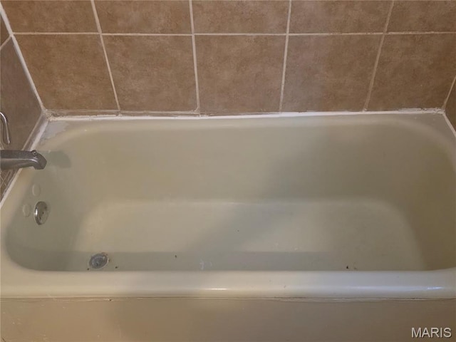 3421 Belt Ave, Saint Louis, MO 63120 - full bathroom with a bath