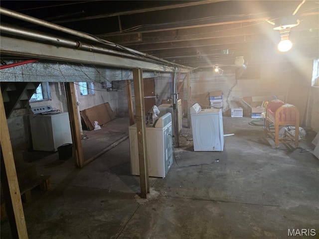 3421 Belt Ave, Saint Louis, MO 63120 - below grade area featuring washing machine and clothes dryer