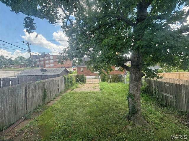 6104 N Pointe Blvd, Saint Louis, MO 63147 - view of fenced backyard