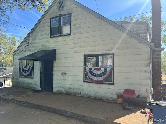 10058 Bon Oak Dr, Saint Louis, MO 63136 - view of front of property with a chimney
