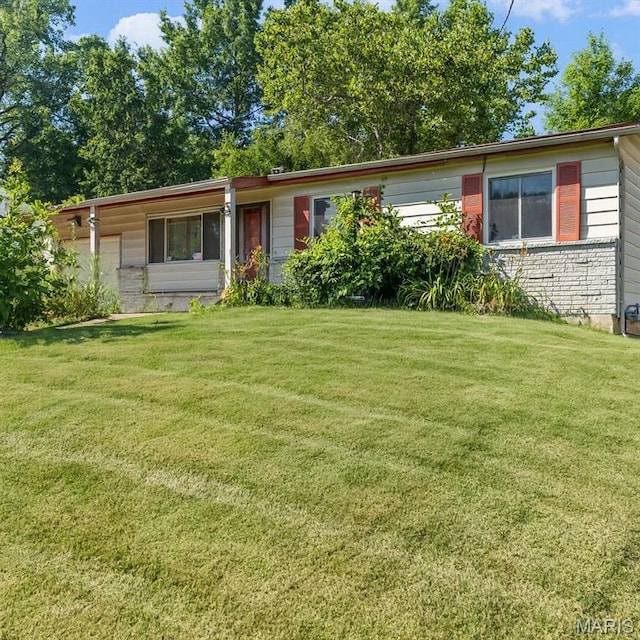 5311 Grove Ave, Ferguson, MO 63135 - single story home featuring a front yard