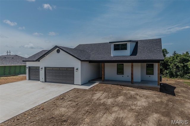 1817 Vadie Ave, Lebanon, MO 65536 - modern farmhouse style home with a garage, covered porch, driveway, and roof with shingles
