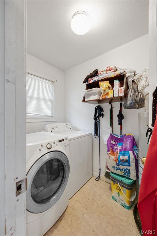 204 E Jefferson St, Potosi, MO 63664 - washroom with washer and clothes dryer