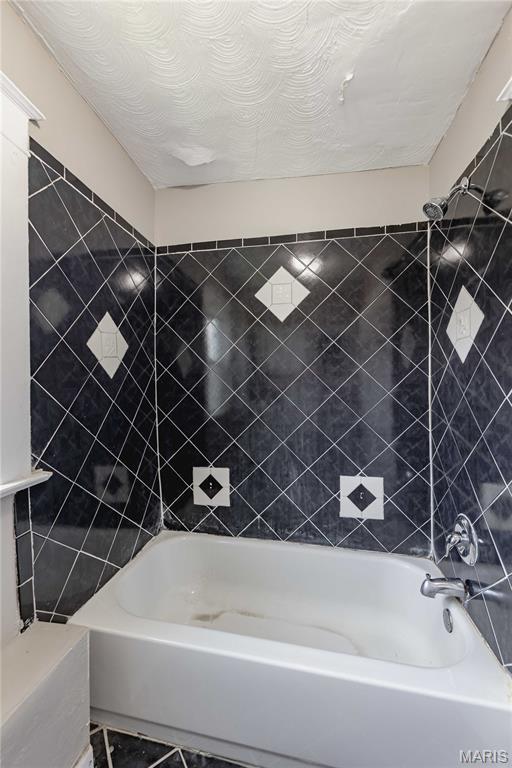 1105 Pennsylvania Ave, Saint Louis, MO 63130 - full bath featuring shower / washtub combination