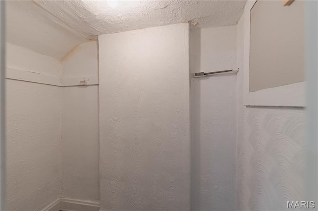1105 Pennsylvania Ave, Saint Louis, MO 63130 - detailed view of a textured ceiling
