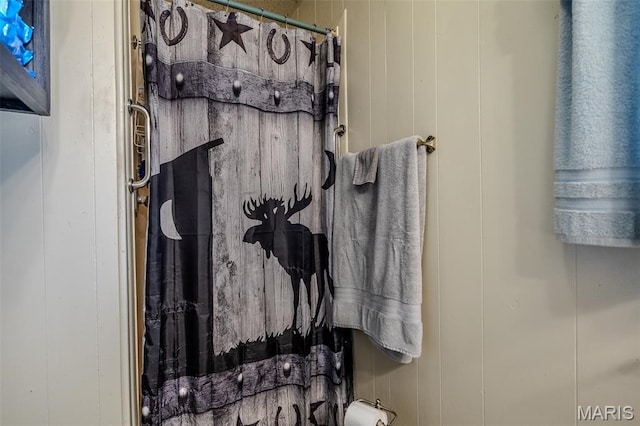 30053 Emily Ln, Lebanon, MO 65536 - bathroom featuring a shower with curtain