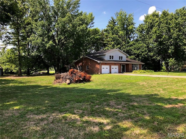 4612 Wood Duck Rd, Pinckneyville, IL 62274 - view of front of house featuring an attached garage, a front lawn, and driveway