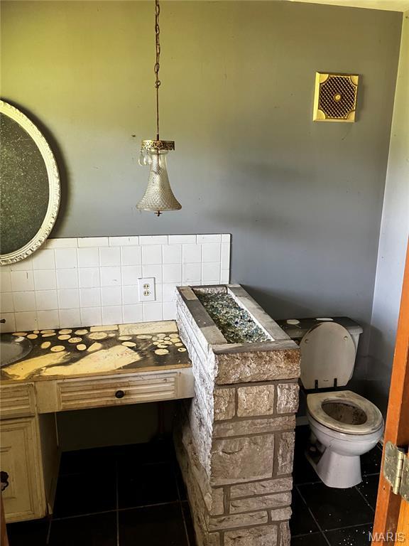 4612 Wood Duck Rd, Pinckneyville, IL 62274 - half bathroom featuring tile patterned flooring and decorative backsplash