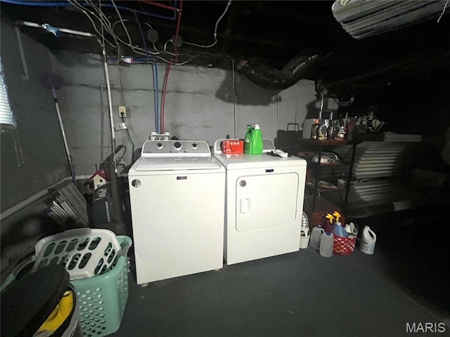 606 Olive St, Hannibal, MO 63401 - laundry area featuring separate washer and dryer
