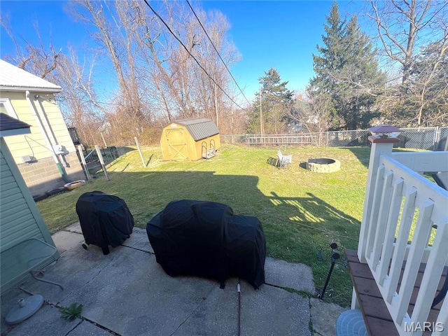 606 Olive St, Hannibal, MO 63401 - fenced backyard featuring a shed