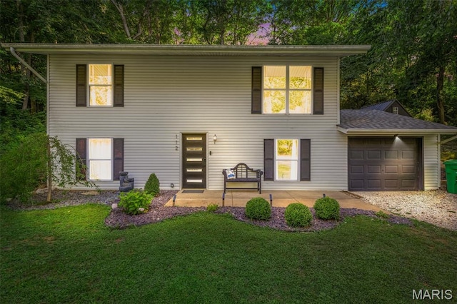112 Dale Dr, Hillsboro, MO 63050 - colonial house with a garage, a front lawn, and driveway