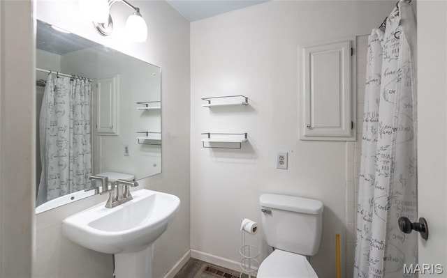 920 E 7th St, Rolla, MO 65401 - full bath featuring a shower with curtain