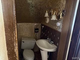 570 Washington Pl E, St Louis, IL 62205 - bathroom featuring toilet