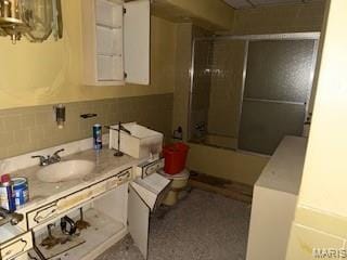 570 Washington Pl E, St Louis, IL 62205 - full bath featuring enclosed tub / shower combo and vanity
