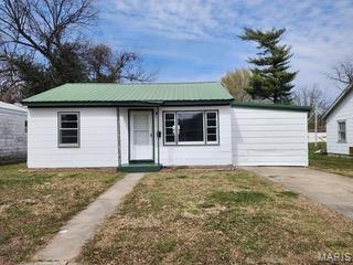 318 E Gladys St, Sikeston, MO 63801 - view of front of property with a front lawn