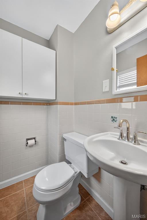 10564 Mert Ave, Saint Ann, MO 63074 - bathroom featuring tile walls and tile patterned floors